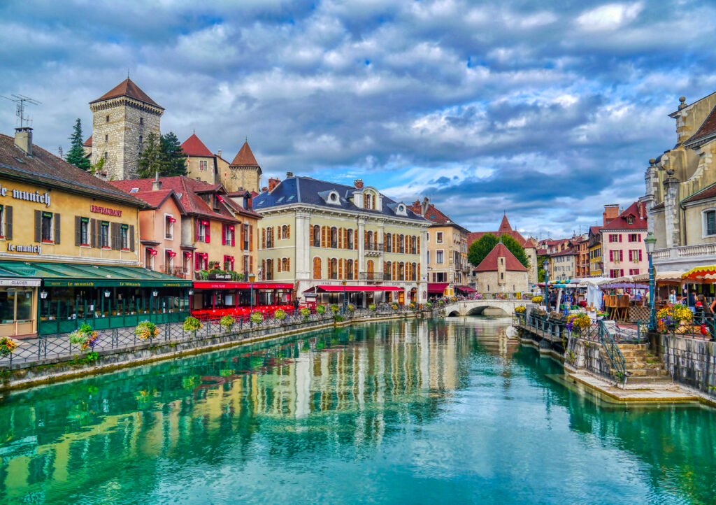 Le Thiou et le Palais de l’Île dans la vieille ville d’Annecy