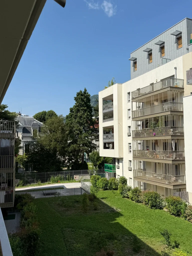 Résidence à Grenoble, face au parc Marliave : façades et jardin intérieur.