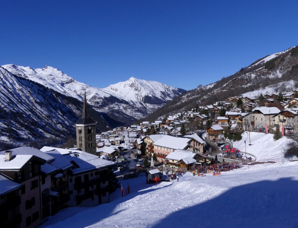 Village de Saint-Martin-de-Belleville en hiver, dans les Alpes savoyardes