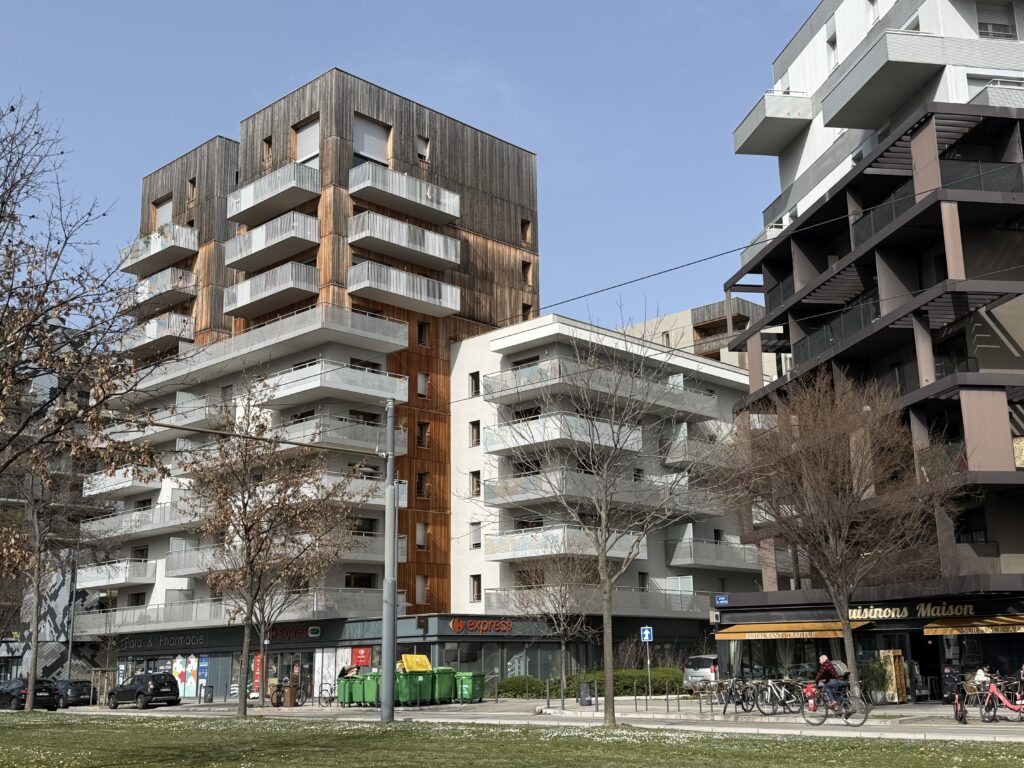 Sur la presqu'ile de grenoble, cette résidence avec espace potager partagé sur les toitures et aux espaces atypiques, a été livré en 2018. Son emplacement face au polygone scientifique de la ville, ses nouveaux commerces et ses accès rapides aux axes principaux, en ont fait un intérêt majeur pour les investisseurs.