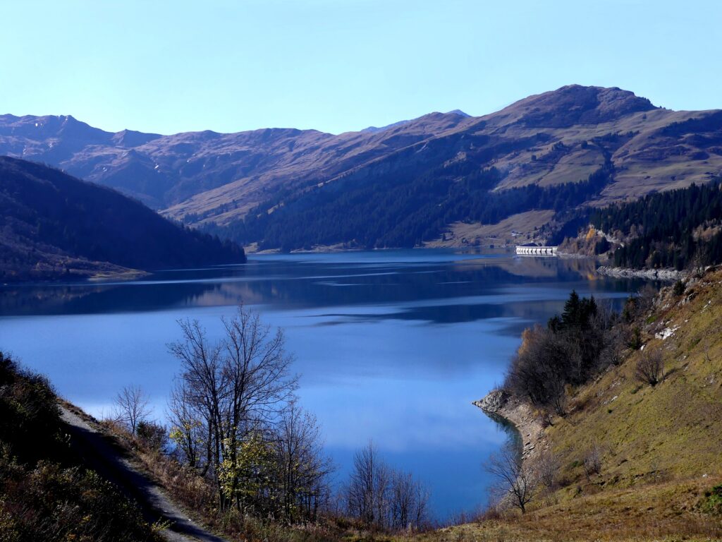 Lac de Roselend et montagnes du Beaufortain en Savoie